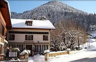 Les Touristes Hotel