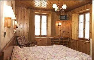 Les Touristes Hotel