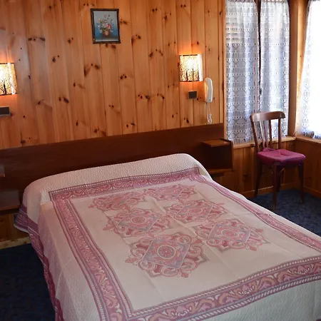 Les Touristes Hotel 2*