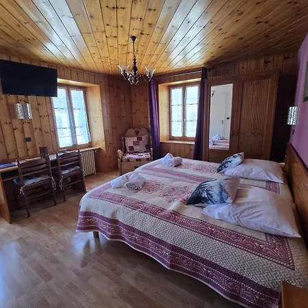Les Touristes Hotel